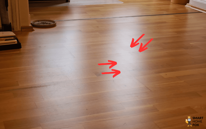 Die Wischspuren nach dem Wischen durch den Roborock S8 MaxV Ultra sind zu sehen.